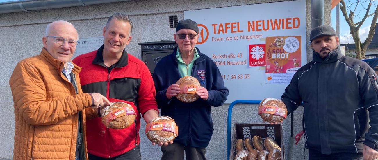 Kolpingvorsitzenden Werner Hammes, Markus Oehlschläger, ehrenamtlicher Koordinator des Caritas-Tafelangebots vor Ort mit Teamkollegen.