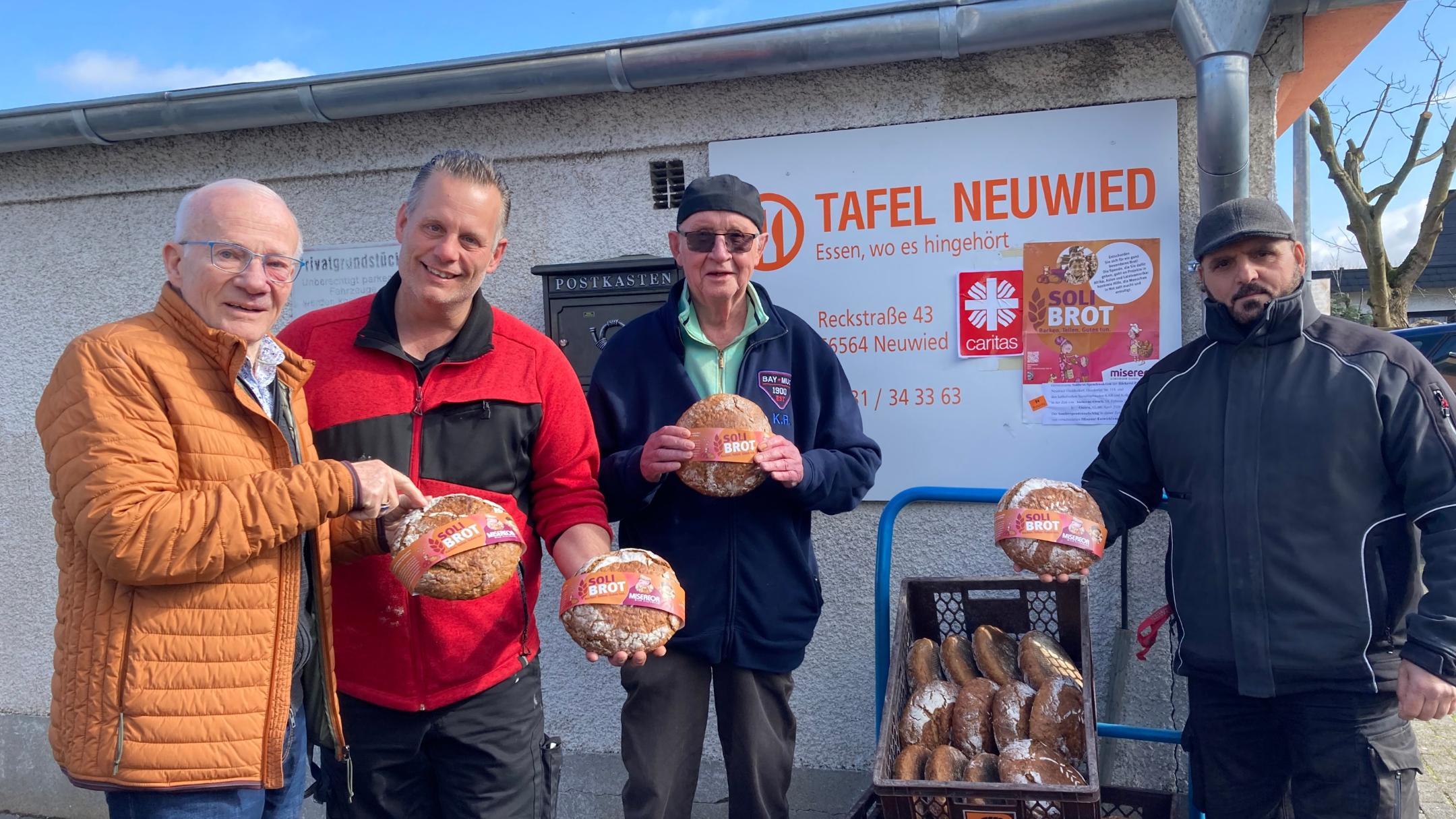 Kolpingvorsitzenden Werner Hammes, Markus Oehlschläger, ehrenamtlicher Koordinator des Caritas-Tafelangebots vor Ort mit Teamkollegen.