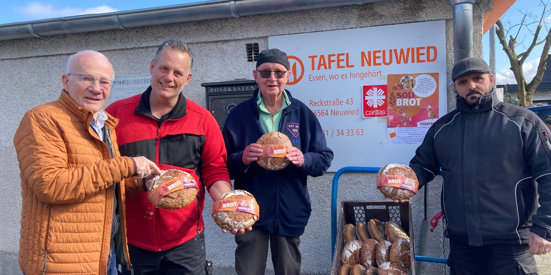 Kolpingvorsitzenden Werner Hammes, Markus Oehlschläger, ehrenamtlicher Koordinator des Caritas-Tafelangebots vor Ort mit Teamkollegen.