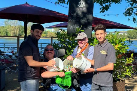 Gruppenbild: mit Konstantinos, Werner Hammes, Meteo Toma & Thorsten Jechel, im Hintergrund der Biergarten