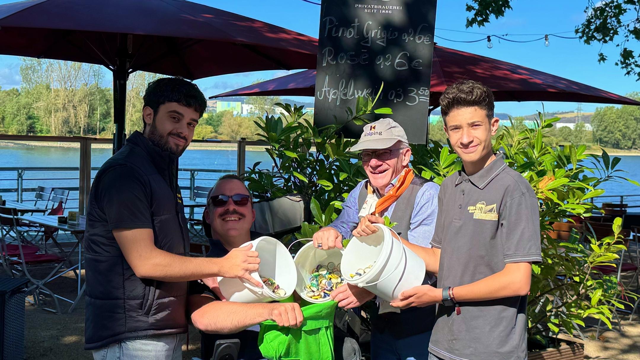 Gruppenbild: mit Konstantinos, Werner Hammes, Meteo Toma & Thorsten Jechel, im Hintergrund der Biergarten