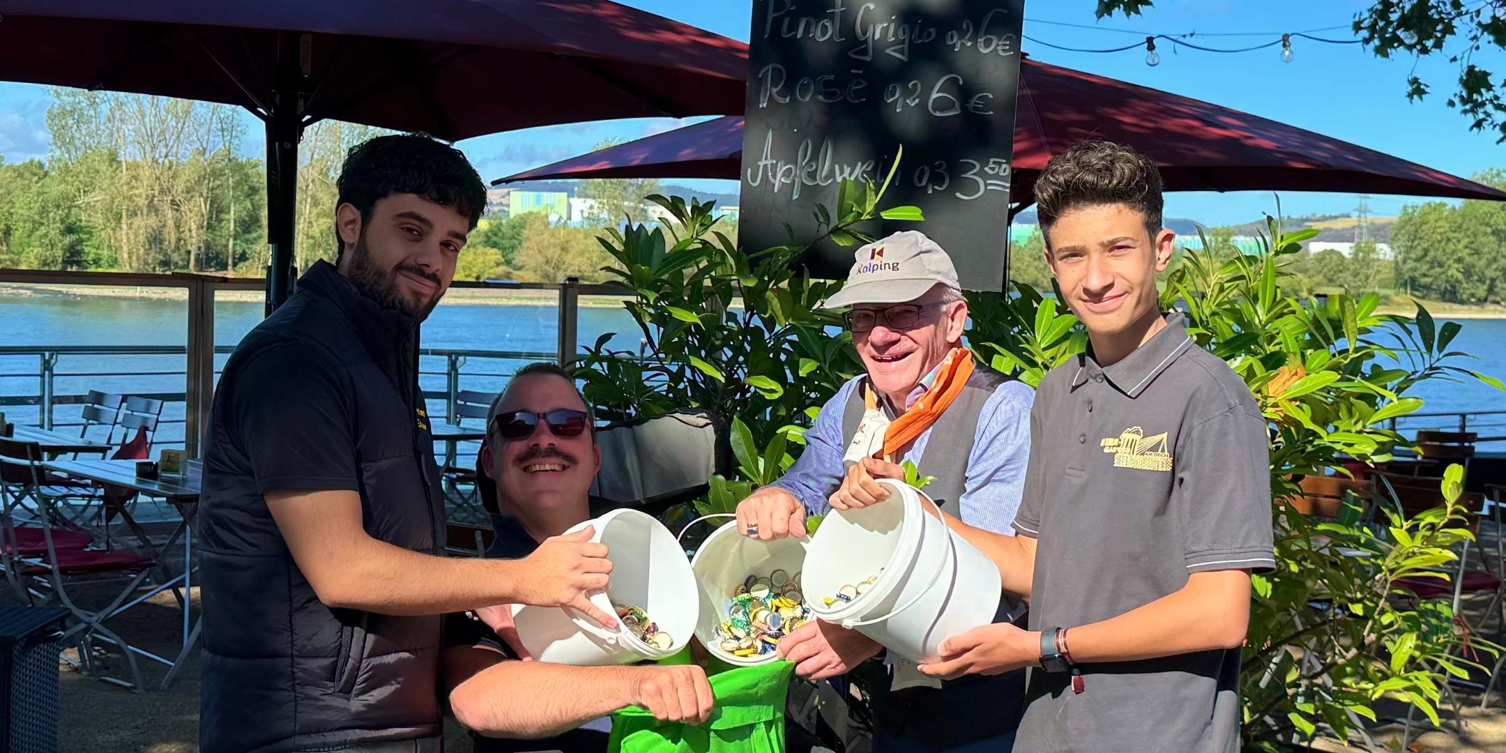 Gruppenbild: mit Konstantinos, Werner Hammes, Meteo Toma & Thorsten Jechel, im Hintergrund der Biergarten (c) Luca Toma Gruppenbild: mit Konstantinos, Werner Hammes, Meteo Toma & Thorsten Jechel, im Hintergrund der Biergarten