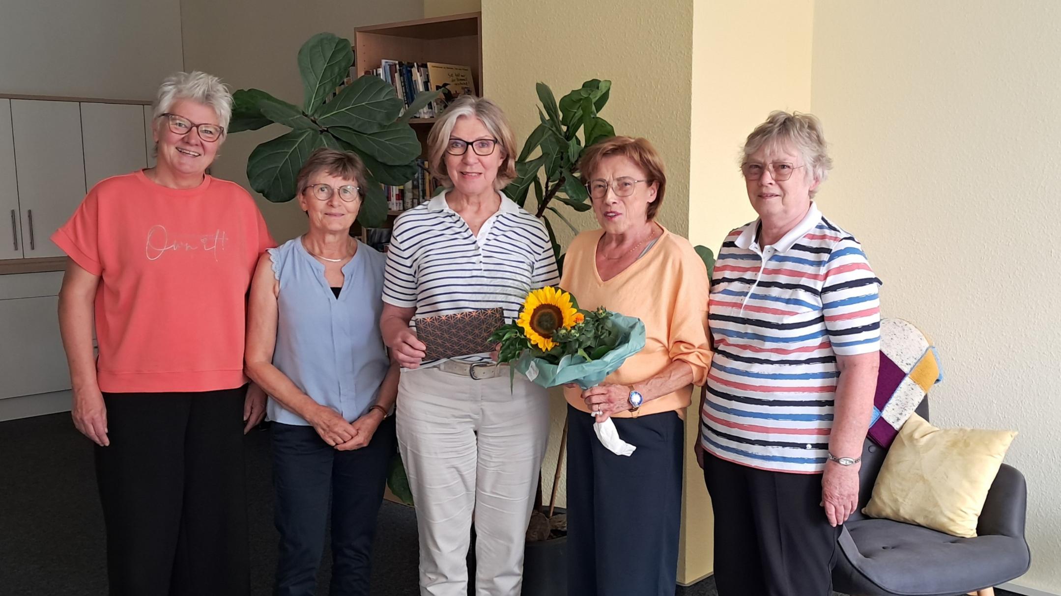 Gruppenbild mit fünf Frauen, davon eine mit Blumenstrauß;