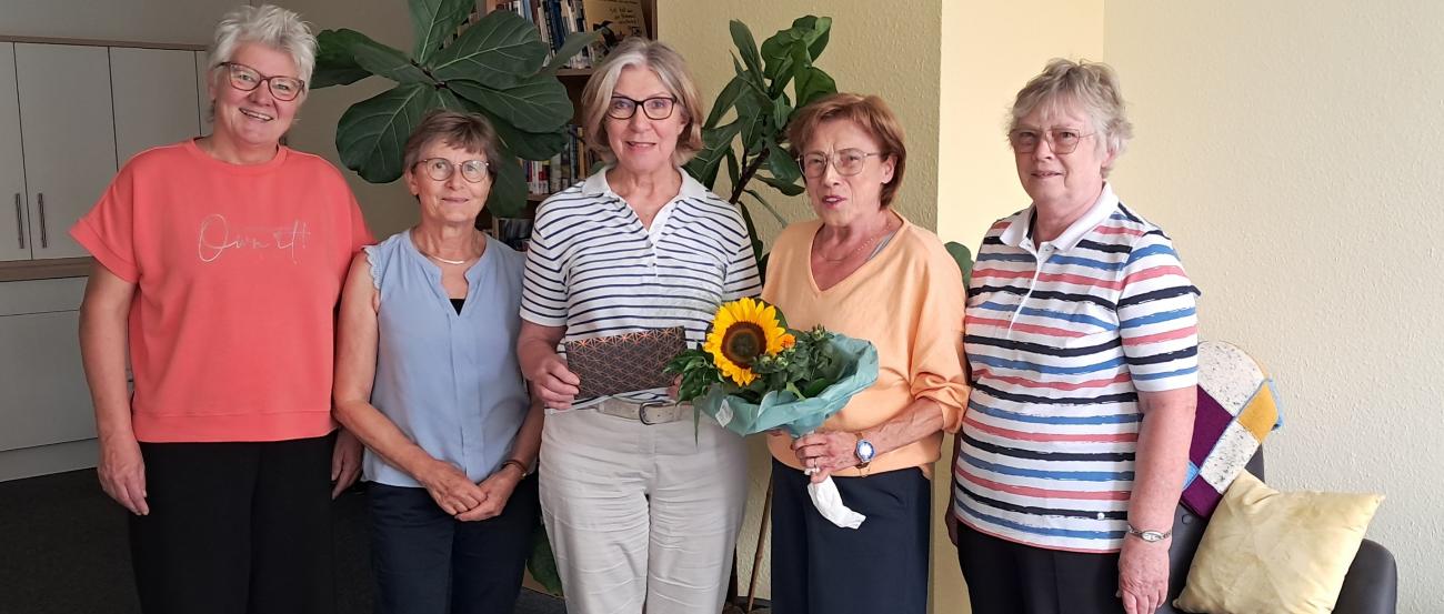 Gruppenbild mit fünf Frauen, davon eine mit Blumenstrauß;