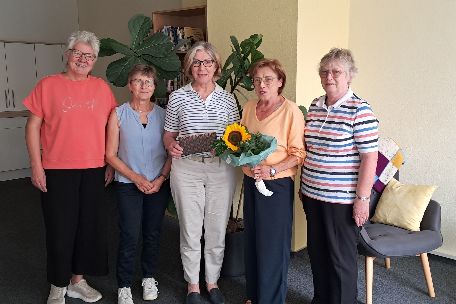 Gruppenbild mit fünf Frauen, davon eine mit Blumenstrauß;