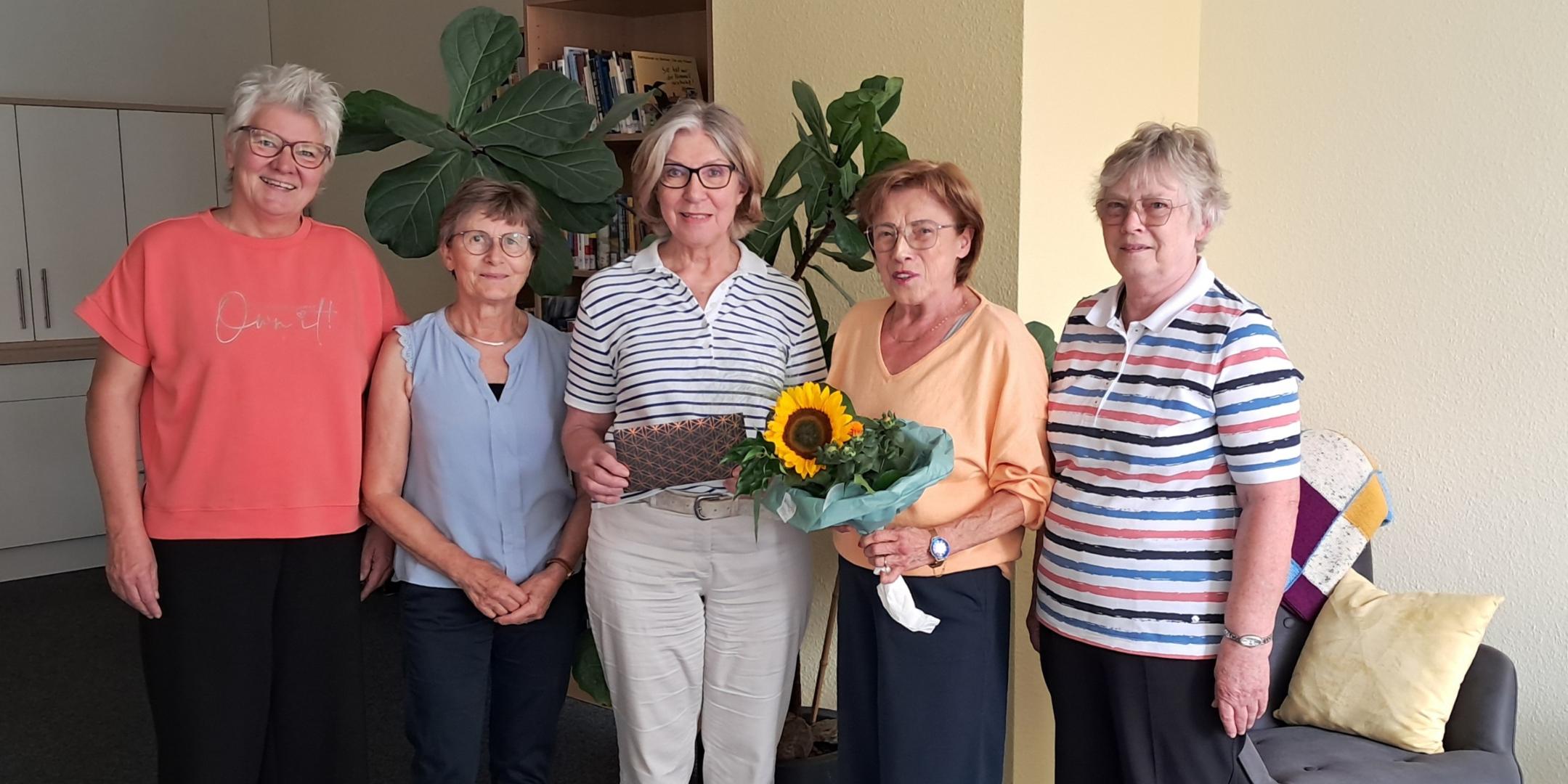 Gruppenbild mit fünf Frauen, davon eine mit Blumenstrauß; (c) Petra Zimmermann Gruppenbild mit fünf Frauen, davon eine mit Blumenstrauß;