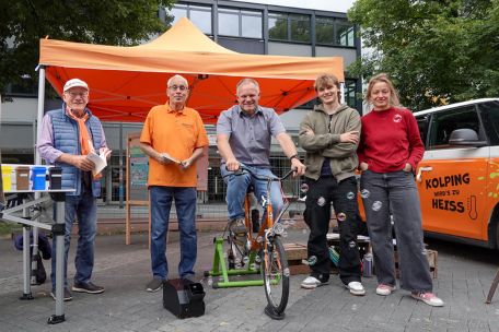Das Kolpingklimamobil in Neuwied, im Vordergrund der Bürgermeister auf dem Fahrrad