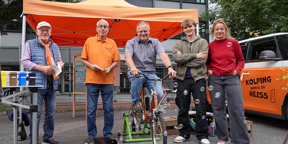 Das Kolpingklimamobil in Neuwied, im Vordergrund der Bürgermeister auf dem Fahrrad (c) Irmgard Hammes, Kolpingsfamilie Neuwied Das Kolpingklimamobil in Neuwied, im Vordergrund der Bürgermeister auf dem Fahrrad