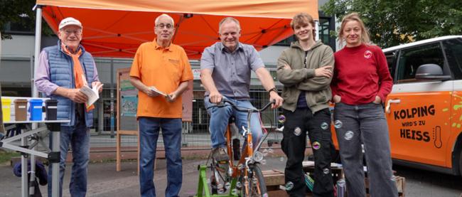 Das Kolpingklimamobil in Neuwied, im Vordergrund der Bürgermeister auf dem Fahrrad