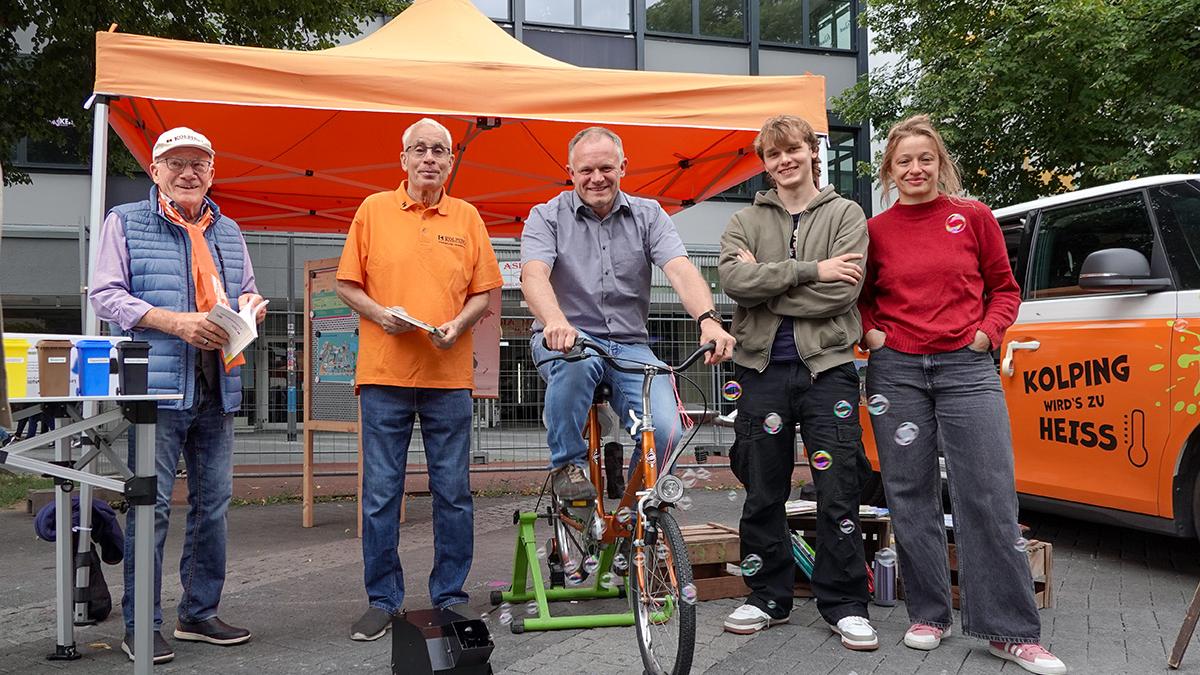Das Kolpingklimamobil in Neuwied, im Vordergrund der Bürgermeister auf dem Fahrrad