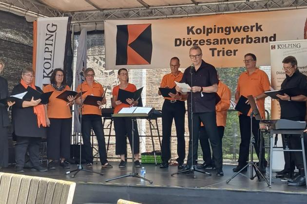 Mitglieder des Kolpingchörchens auf der Bühne