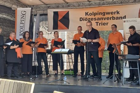 Mitglieder des Kolpingchörchens auf der Bühne