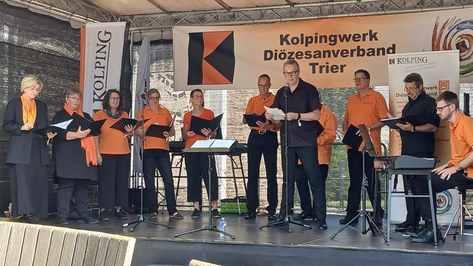 Mitglieder des Kolpingchörchens auf der Bühne