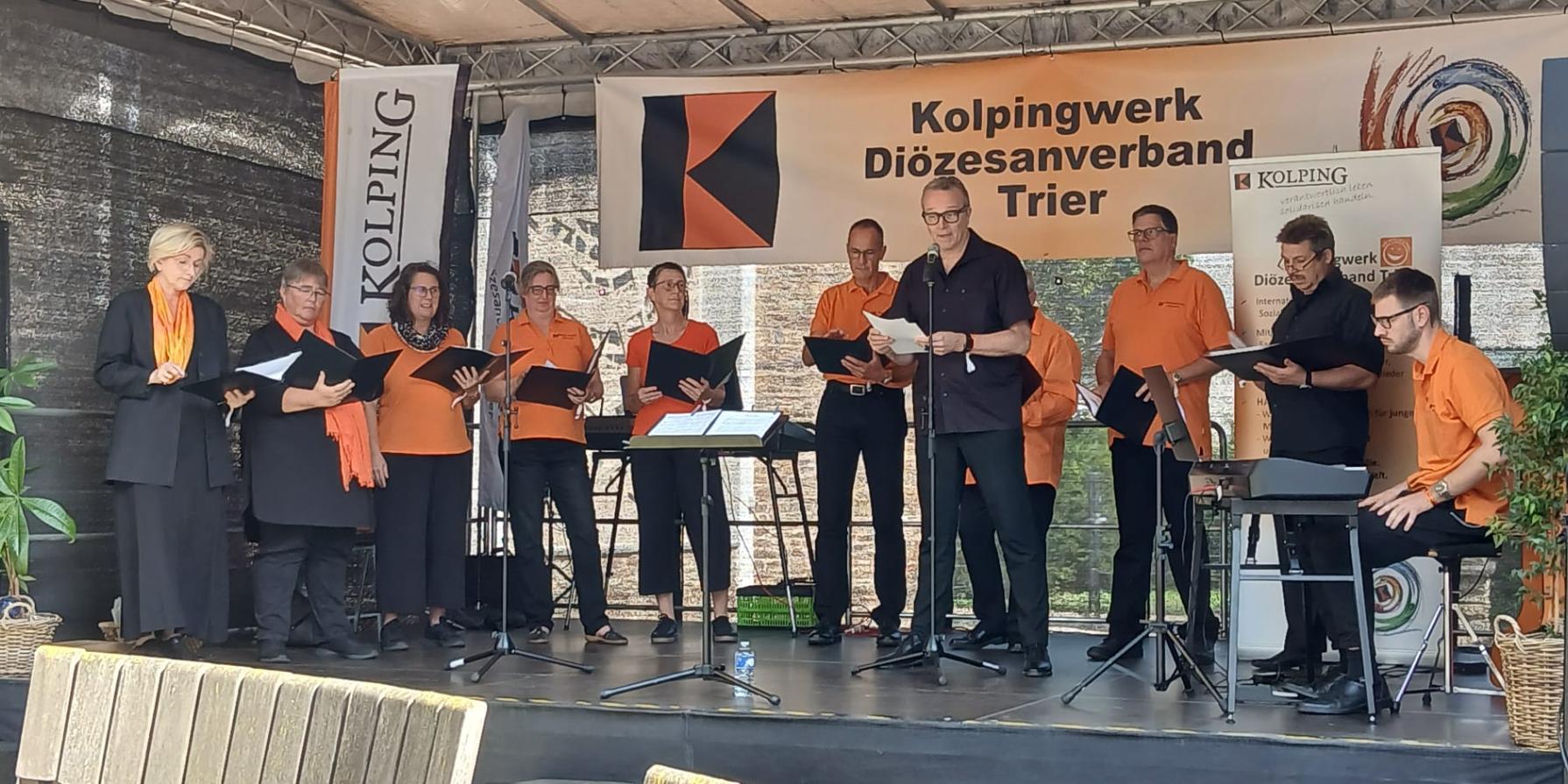 Mitglieder des Kolpingchörchens auf der Bühne
