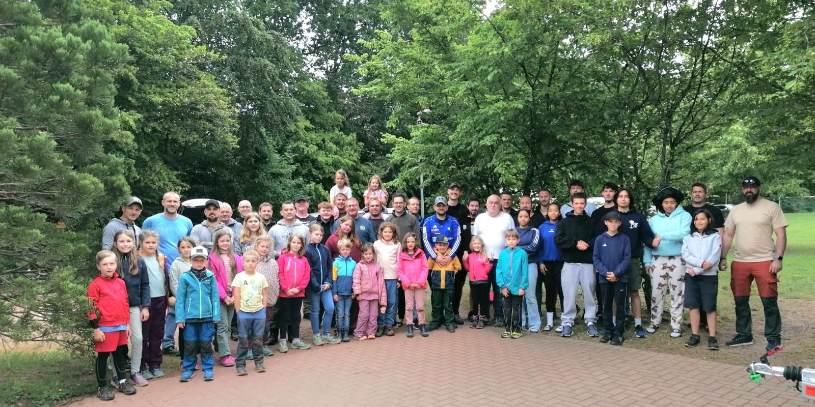 etwa 70 Kinder, Jugendliche, Väter und Großväter stehen im Halbkreis (c) Alibert Schmitt etwa 70 Kinder, Jugendliche, Väter und Großväter stehen im Halbkreis