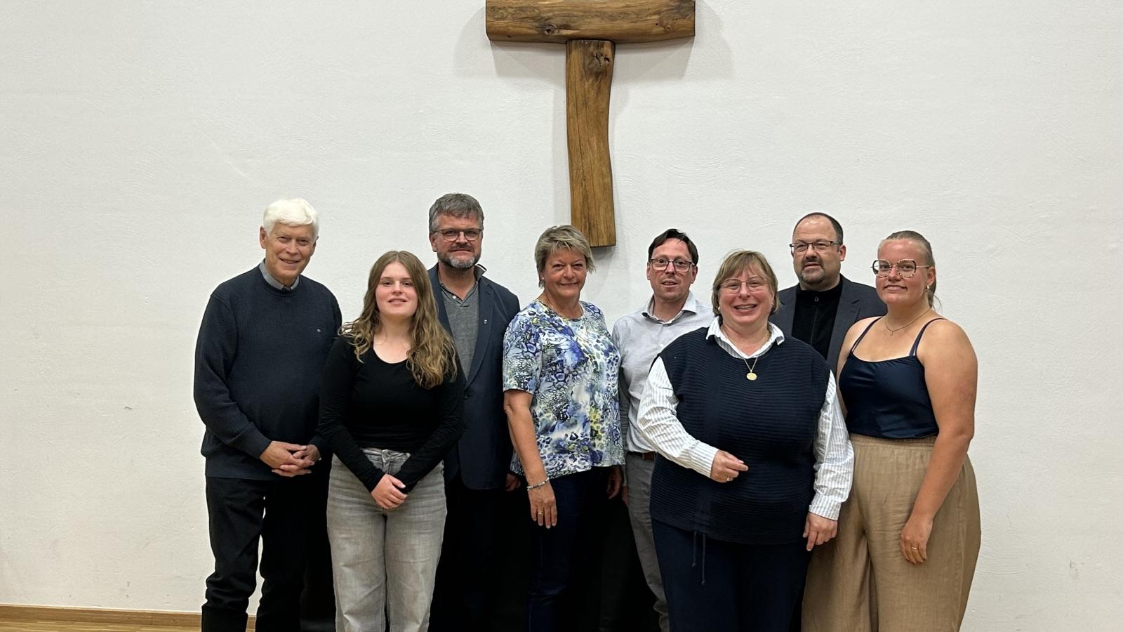 Der neue Vorstand (v. l.) Wolfgang Redwanz, Anny Lehnigk Emden, Dirk Buchinger Lehnigk-Emden, Elisabeth Meyer-Geisen, Martin Busch, Judith Lehnigk-Emden, René Unkelbach, Leonie Geisen