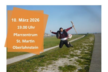 Das Bild zeigt einen Handwerksgesellen, der auf einem Weg in die Luft springt.