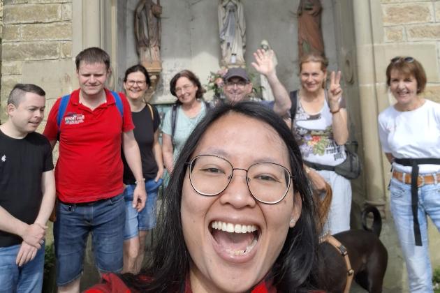 Wandergruppe steht vor einer Marienkapelle