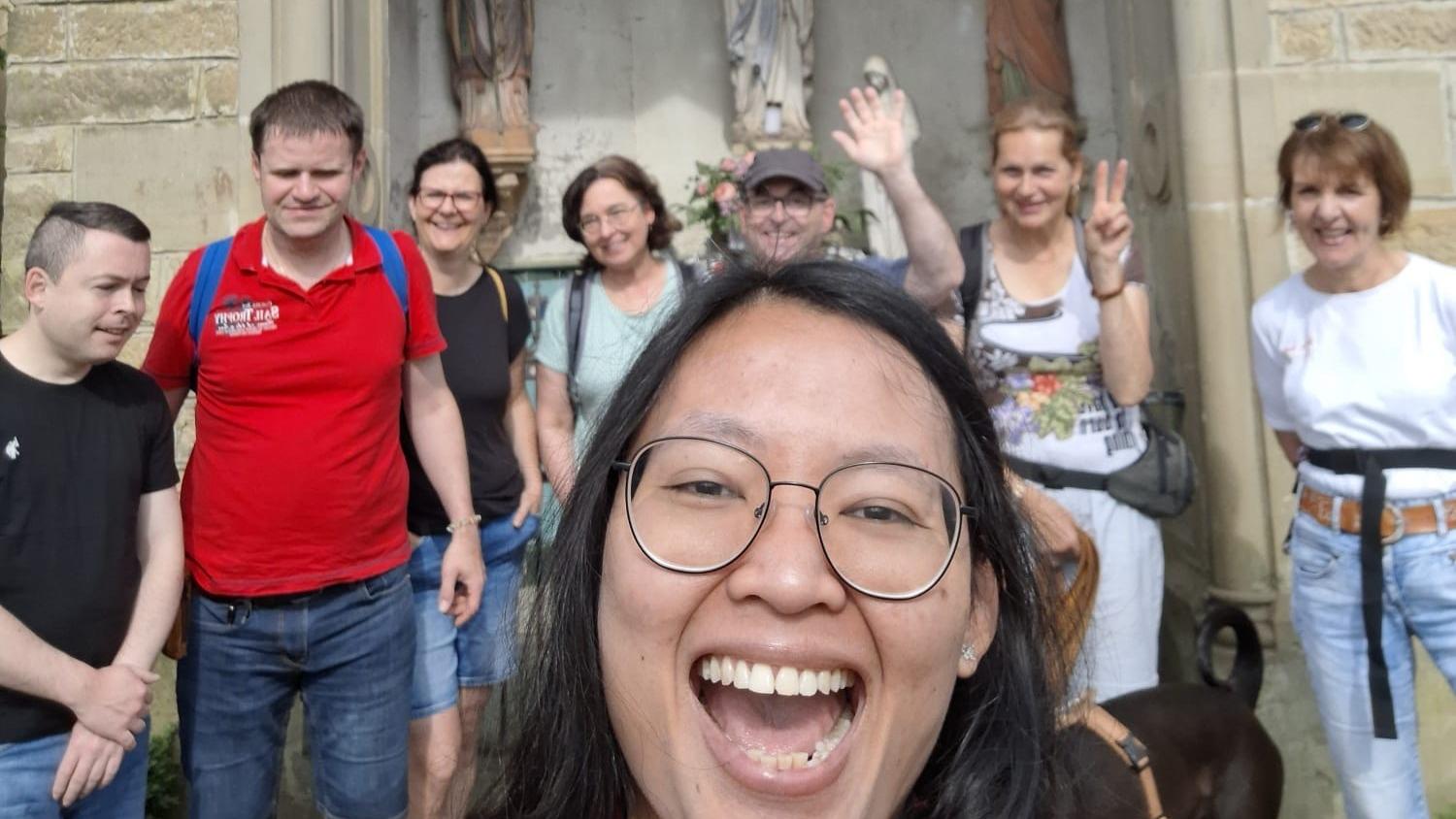 Wandergruppe steht vor einer Marienkapelle