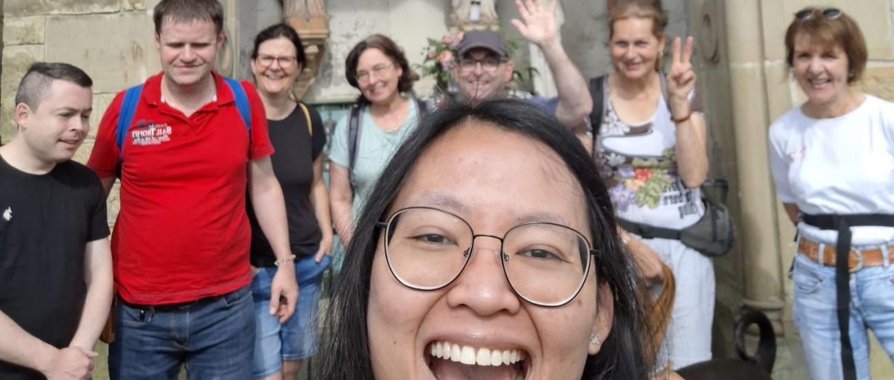 Wandergruppe steht vor einer Marienkapelle