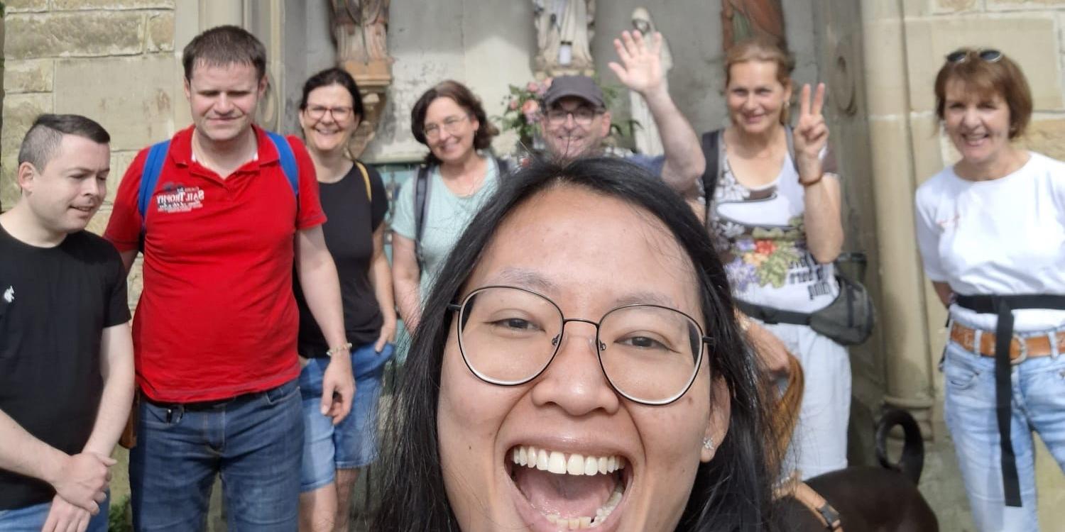 Wandergruppe steht vor einer Marienkapelle