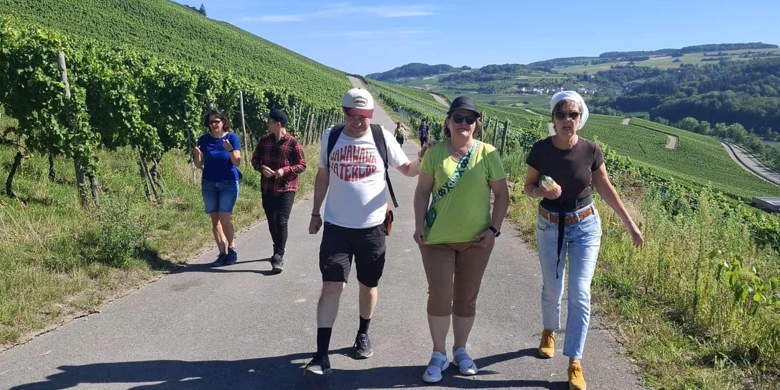 Blauer Himmel, Weinberge, Wanderer (c) Georg Fluch Blauer Himmel, Weinberge, Wanderer