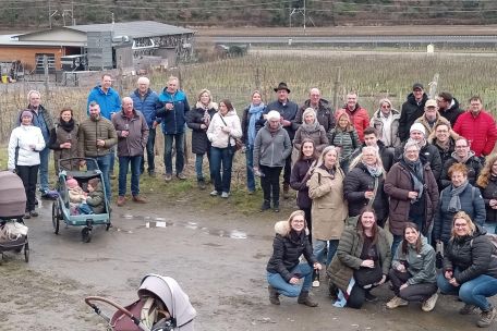 Gruppenfoto von Wanderern in einem winterlichen Weinberg