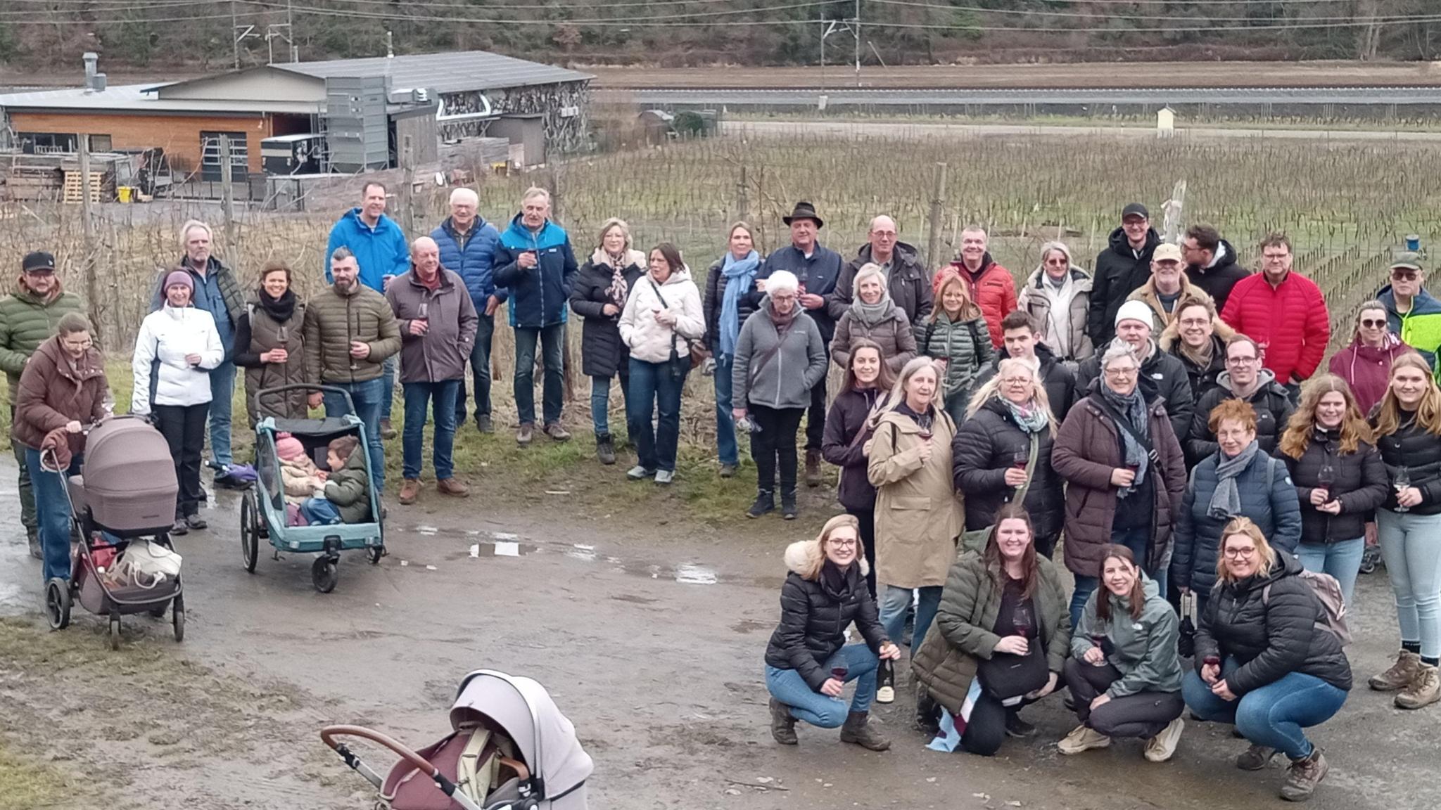 Gruppenfoto von Wanderern in einem winterlichen Weinberg