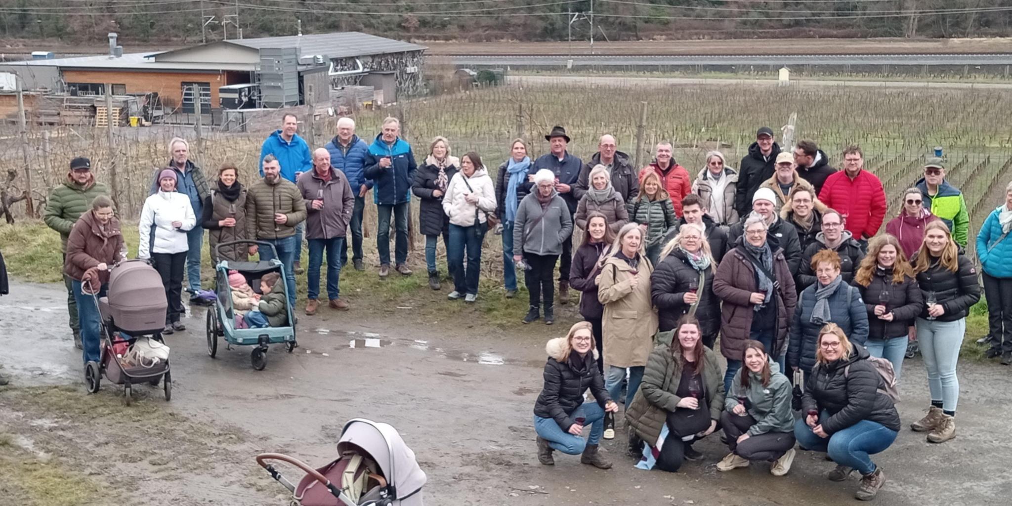 Gruppenfoto von Wanderern in einem winterlichen Weinberg