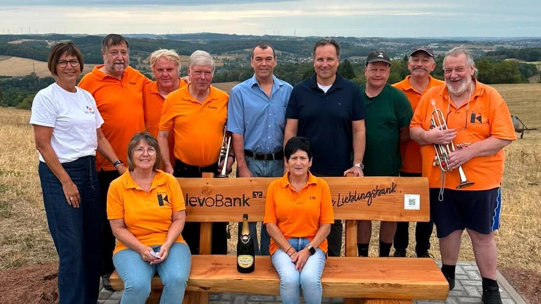 Gruppenbild auf der neues Bank