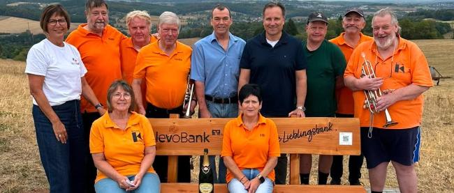 Gruppenbild auf der neues Bank