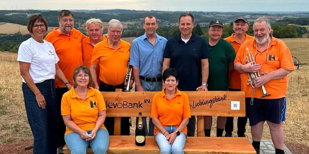 Gruppenbild auf der neues Bank
