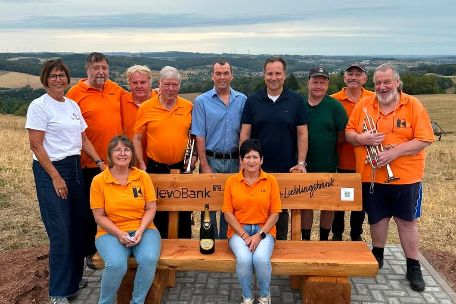 Gruppenbild auf der neues Bank