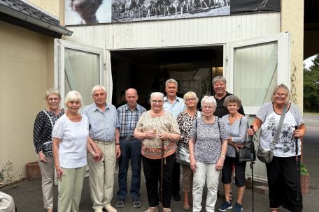 Gruppenfoto vor der Straußenfarm