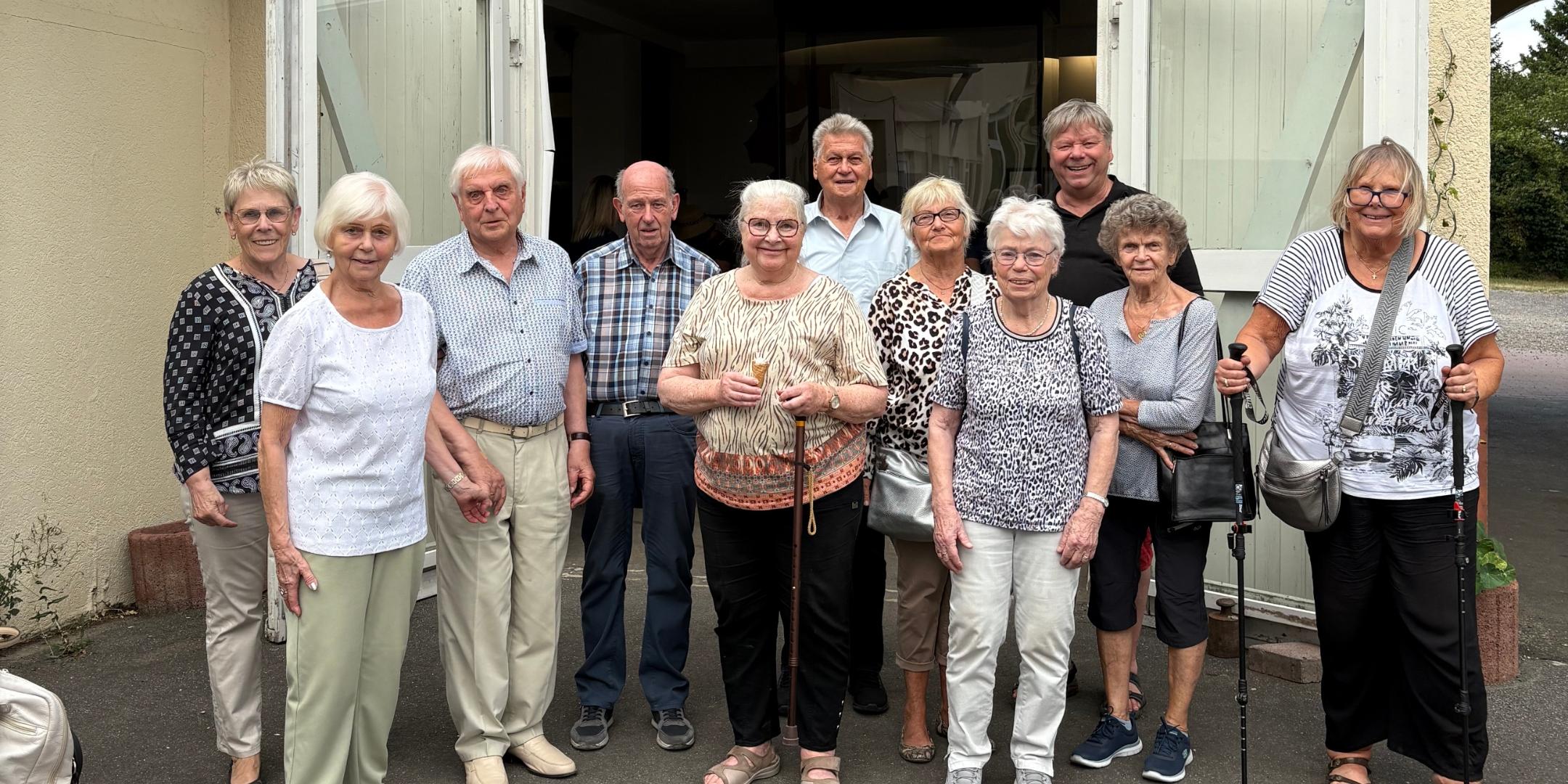 Gruppenfoto vor der Straußenfarm