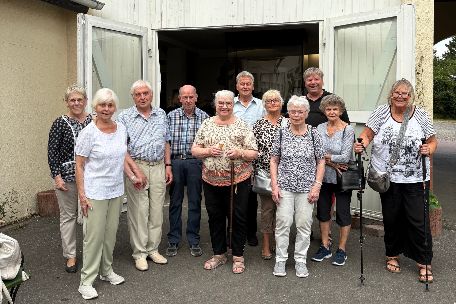 Gruppenfoto vor der Straußenfarm