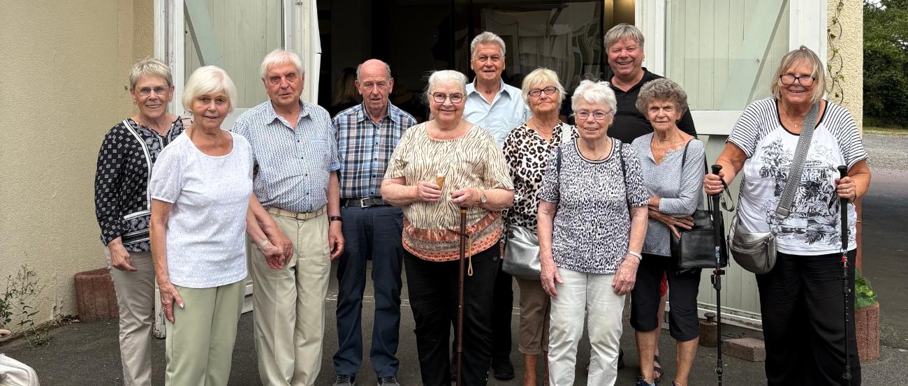 Gruppenfoto vor der Straußenfarm