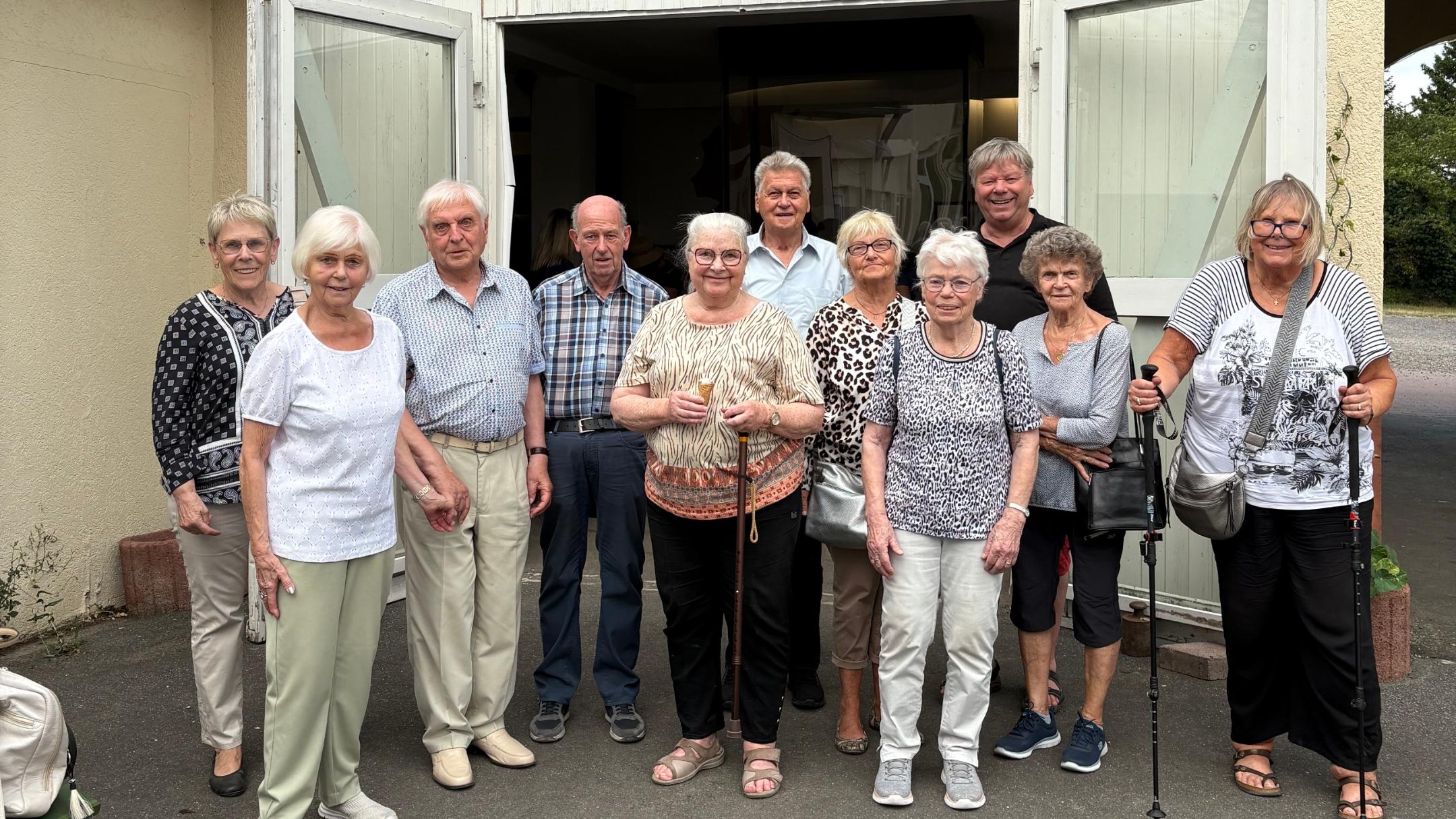 Gruppenfoto vor der Straußenfarm