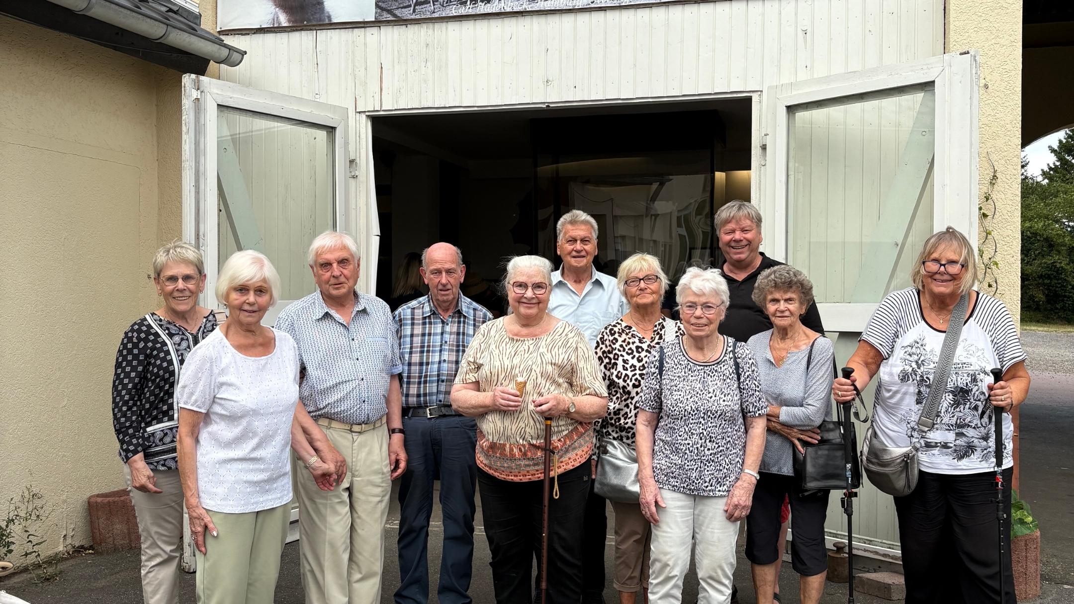 Gruppenfoto vor der Straußenfarm