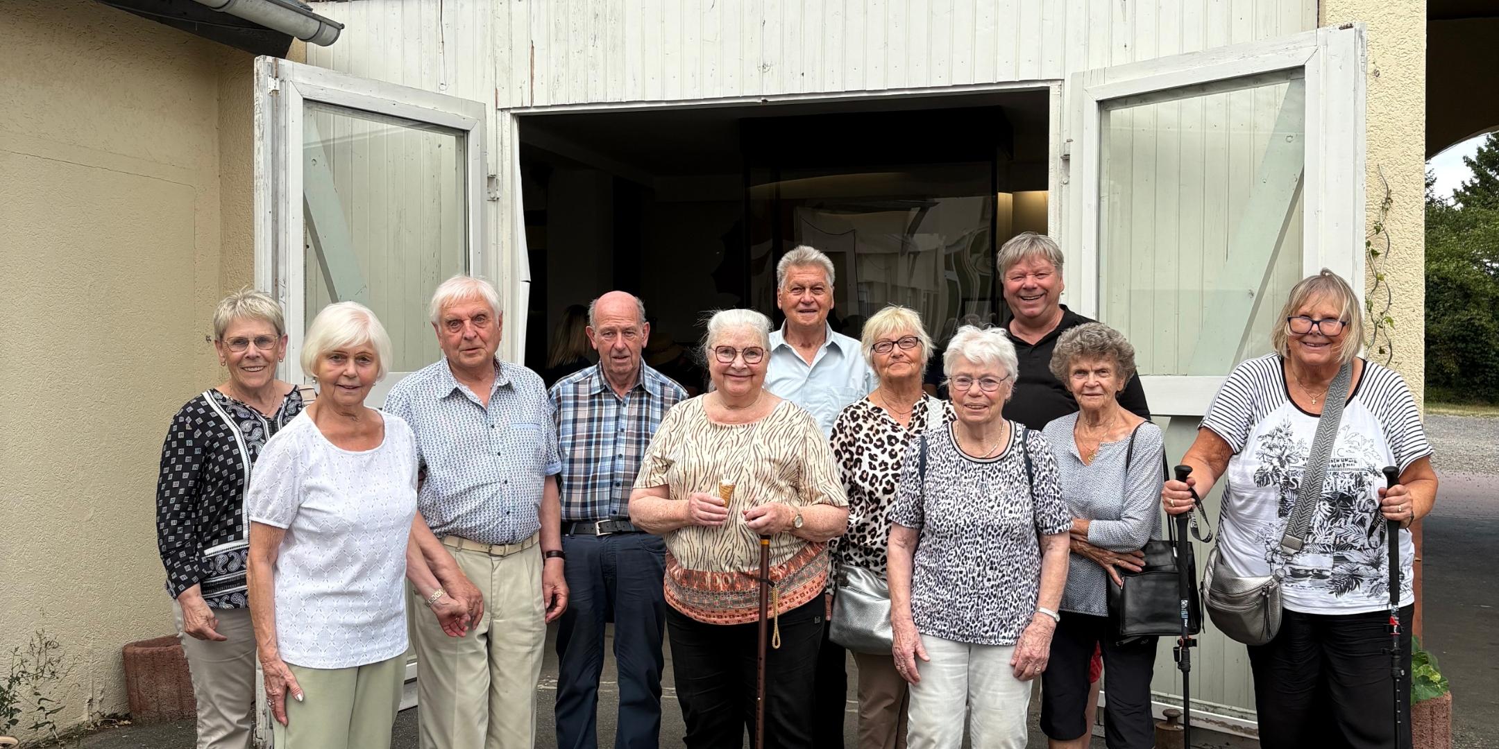 Gruppenfoto vor der Straußenfarm