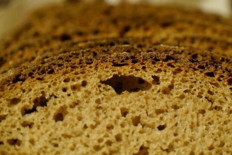 Das Bild zeigt einige Scheiben Roggenbrot.