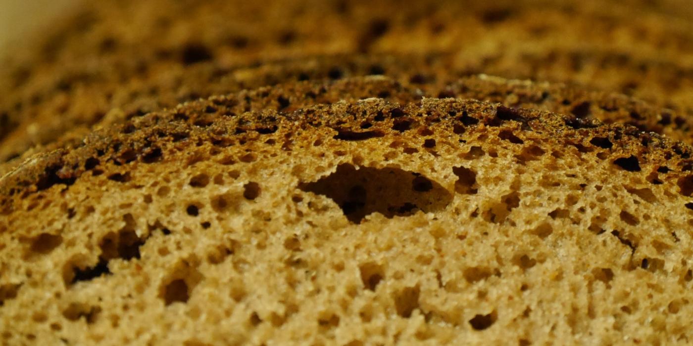 Das Bild zeigt einige Scheiben Roggenbrot.