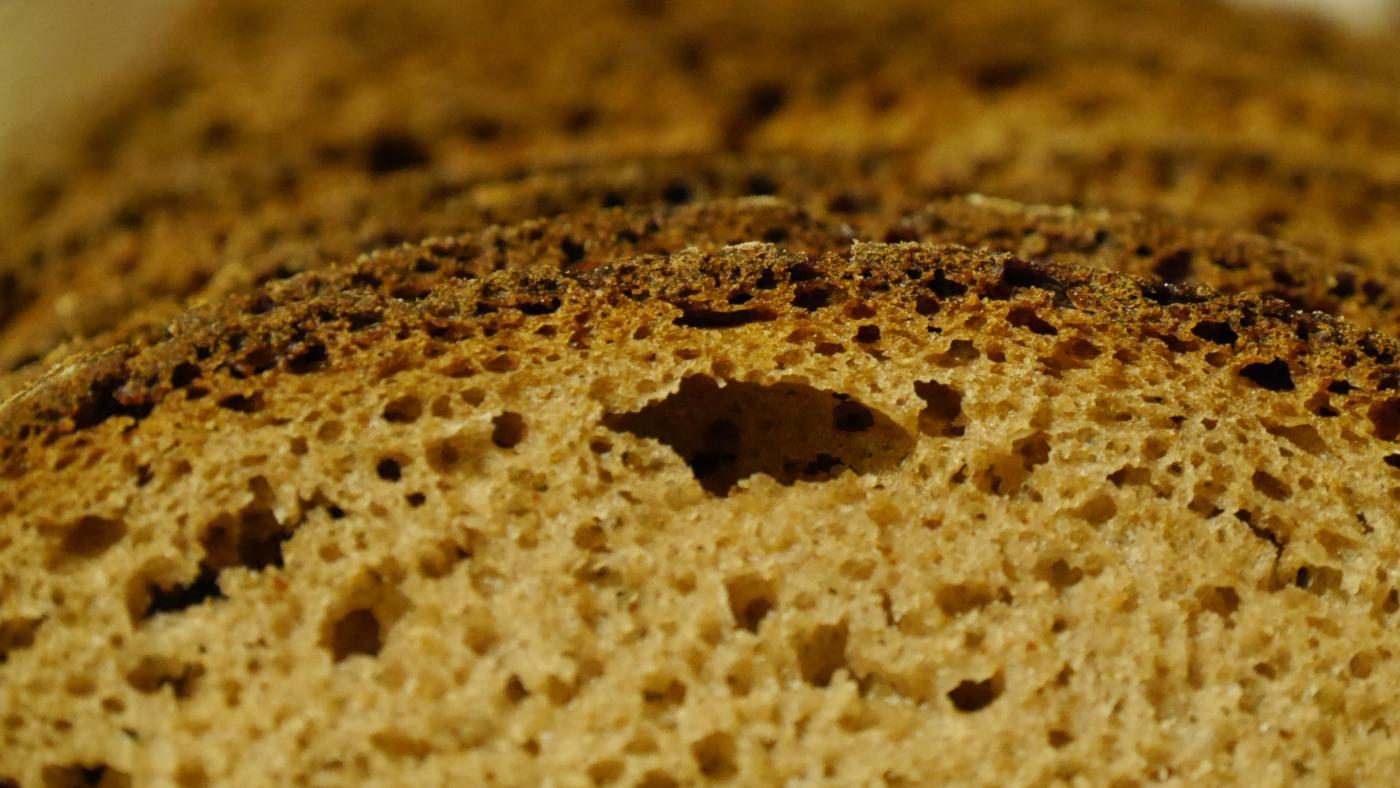Das Bild zeigt einige Scheiben Roggenbrot.
