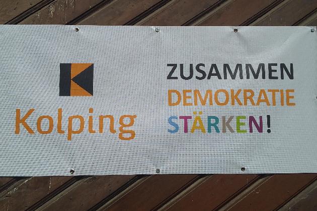 Banner mit Kolping Logo und dem Text 'zusammen Demokratie stärken'.