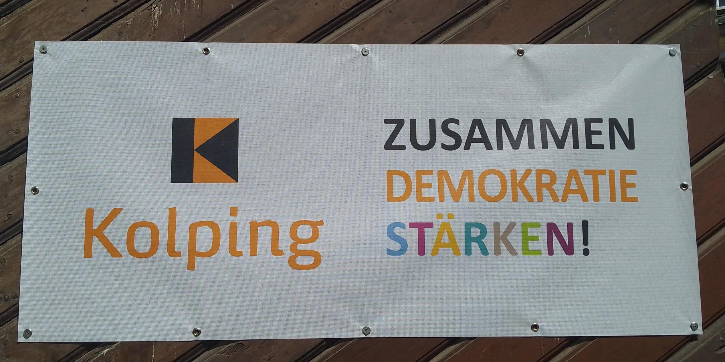 Banner mit Kolping Logo und dem Text 'zusammen Demokratie stärken'. (c) Kolping LV RLP Banner mit Kolping Logo und dem Text 'zusammen Demokratie stärken'.