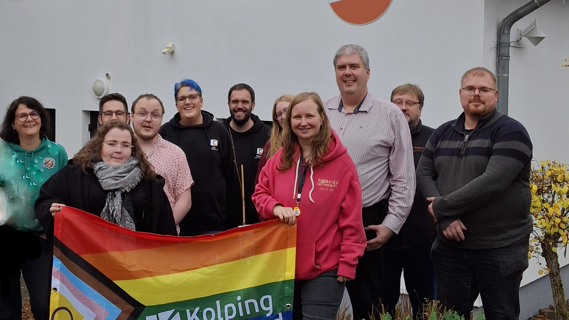 Gruppenbild vor der Jugendherberge Tholey mit Pride Banner der Kolpingjugend