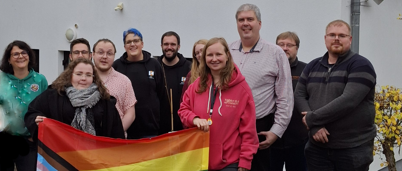 Gruppenbild vor der Jugendherberge Tholey mit Pride Banner der Kolpingjugend