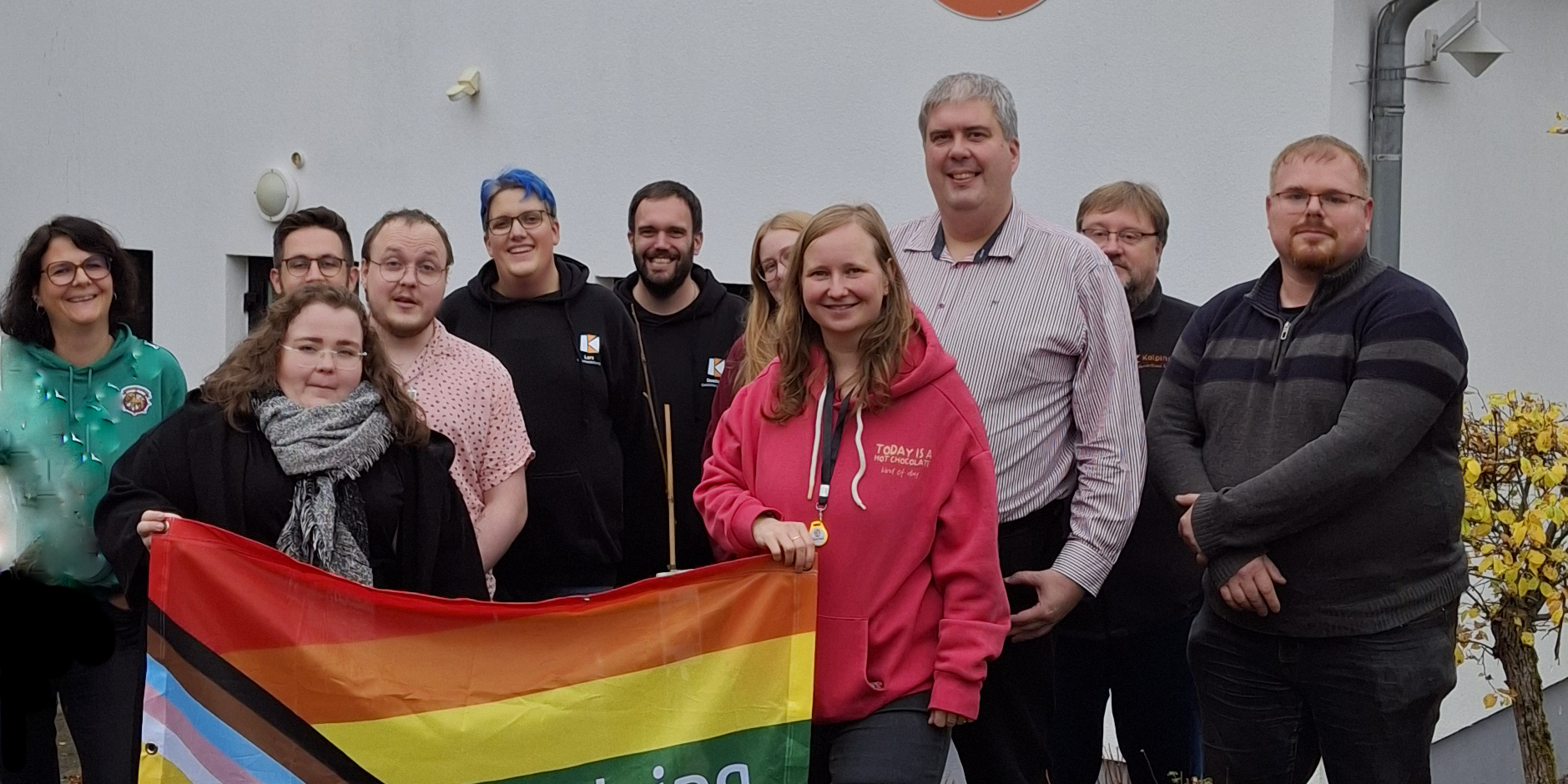 Gruppenbild vor der Jugendherberge Tholey mit Pride Banner der Kolpingjugend