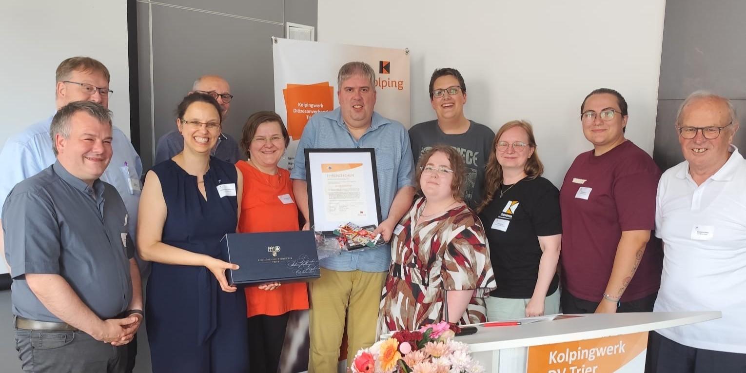 Bild von den Ehrungen bei der Diözesanversammlung mit einigen Gratulanten