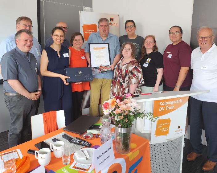 Bild von den Ehrungen bei der Diözesanversammlung mit einigen Gratulanten